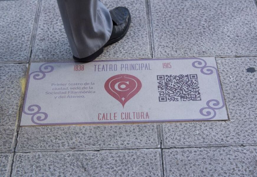 Calle Cultura, huellas de Laura Irizabal