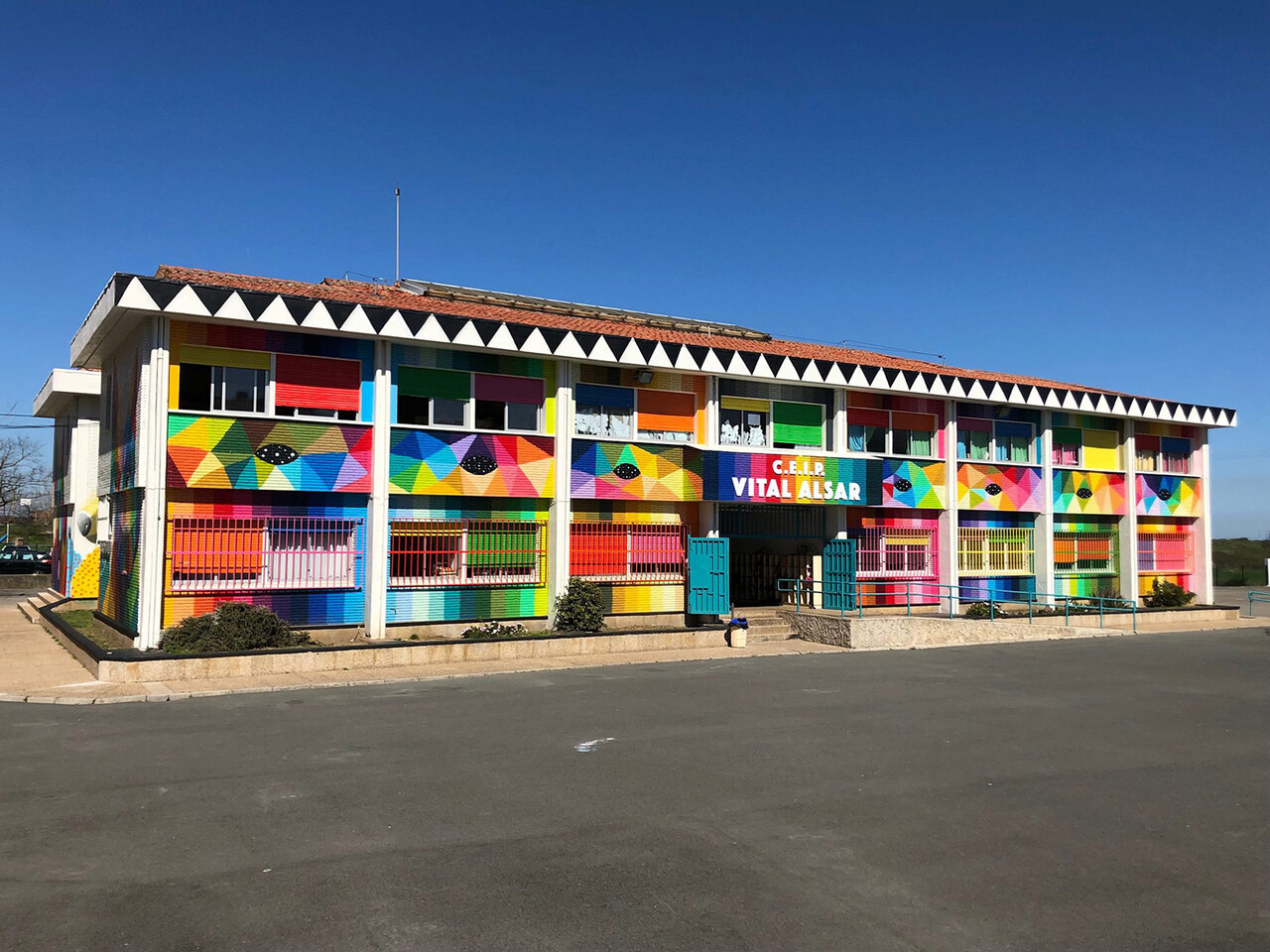 Intervención de Okuda en el Colegio Vital Alsar