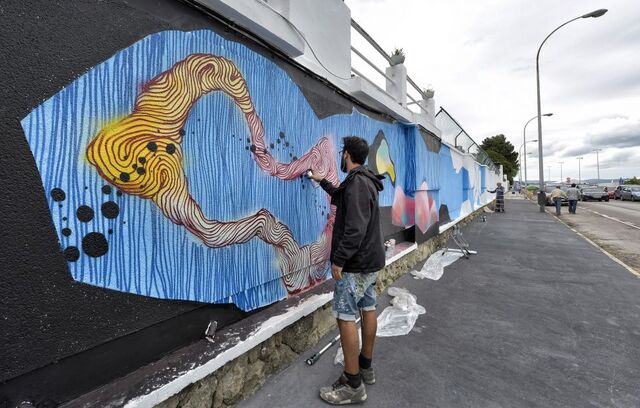 El artista Rosh333 comienza a plasmar 'Underwater' en el muro del club de tiro  