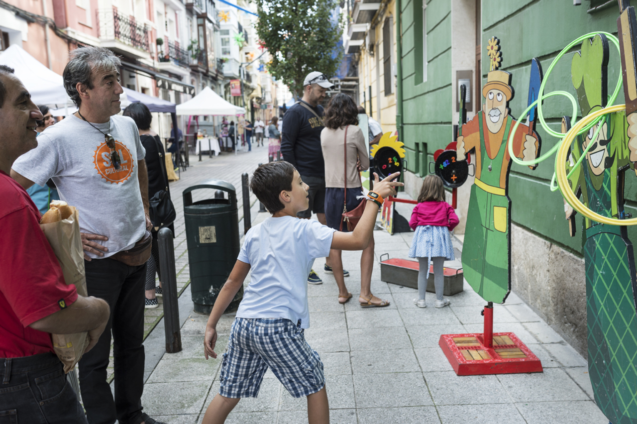 Los músicos regresan a la calle del Sol en su fiesta de celebración del equinoccio de Otoño 